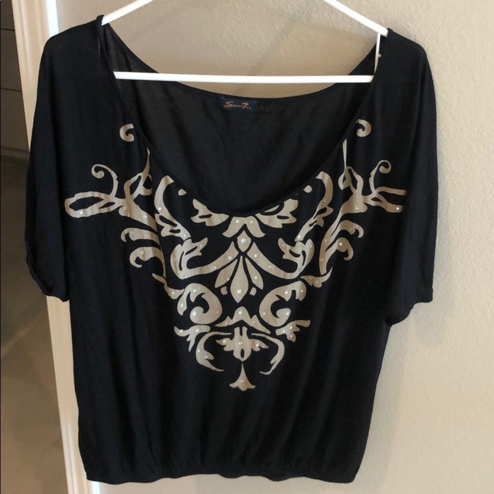 Seven7 printed short sleeve shirt.